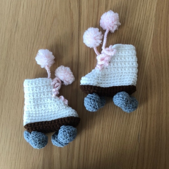HAND knit vintage white roller skates with pink laces - Picture 1 of 6